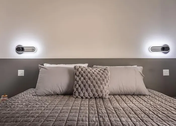 Nocturnal Elegance Apartment By Solea